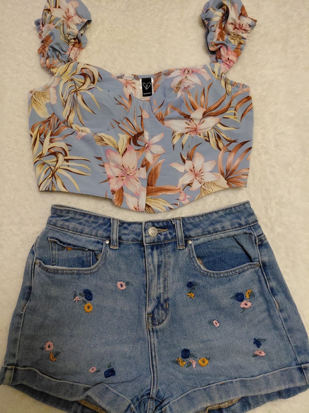 🌸 Windsor & PacSun Summer Outfit Bundle 🌸
Super cute outfit featuring a floral